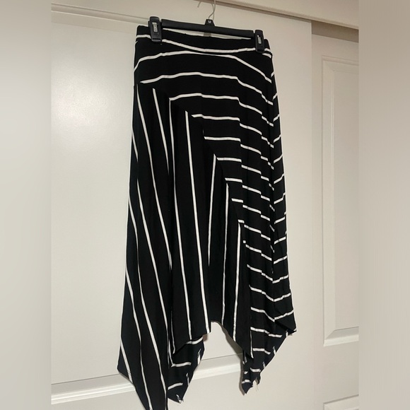 Dresses & Skirts - 🖤🤍Black & White Stripes Hankerchief Skirt🖤🤍
